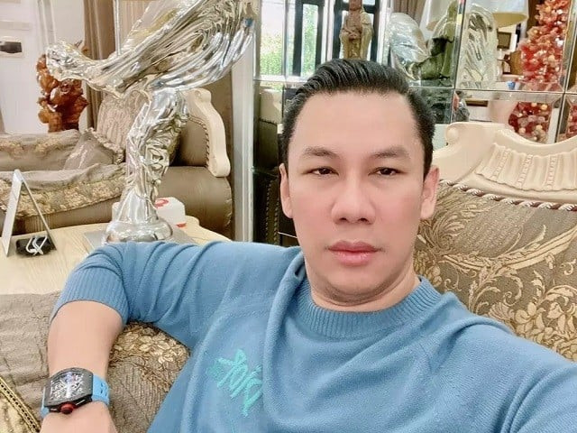 Cách đây ít giờ, trên trang cá nhân, đại gia Đức Huy - chồng cũ Lệ Quyên "nhá hàng" một số không gian trong biệt thự sang chảnh khiến dân tình dậy sóng.