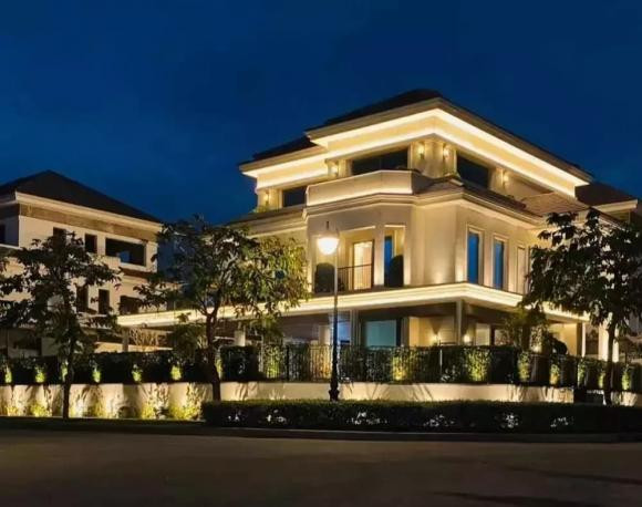 Căn biệt thự của doanh nhân Đức Huy được xây dựng từ tháng 11/2020, khi ấy căn nhà này còn đang xây dựng thô.