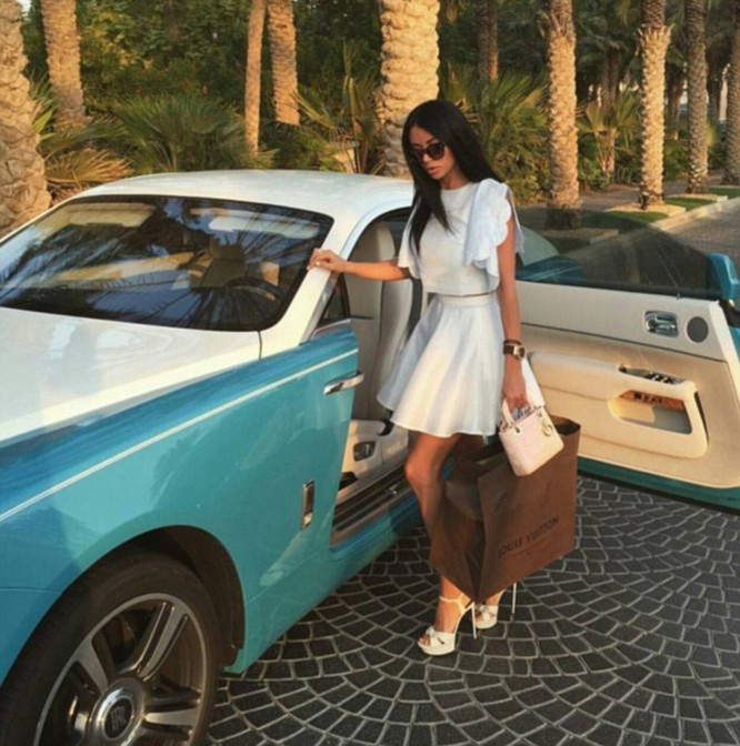 Các tiểu thư nhà giàu rất thích tạo dáng bên Rolls-Royce.