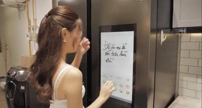 Khu bếp trong nhà Phạm Quỳnh Anh khiến nhiều người xuýt xoa vì gọn gàng, ngăn nắp và hiện đại.