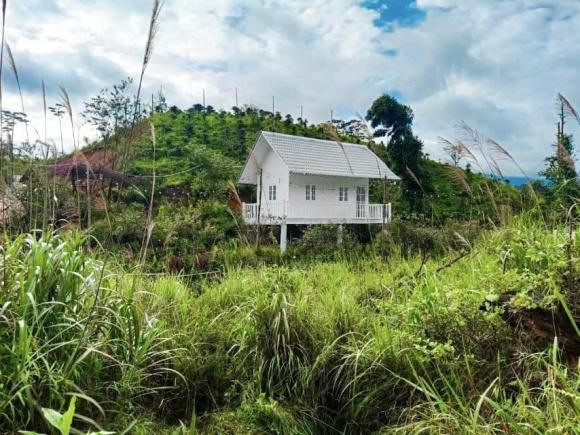 Căn nhà nhỏ màu trắng nằm ở một góc riêng trên quả đồi ở Đà Lạt.