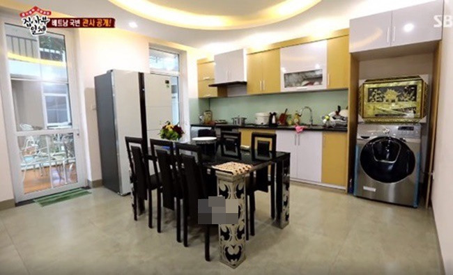 Khu vực bếp có bàn ăn, tủ lạnh, máy giặt và đầy đủ các tiện nghi khác. Ảnh: KBS