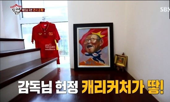 Trong nhà, thầy Park đặt nhiều món quà đáng yêu từ người hâm mộ. Ảnh: KBS