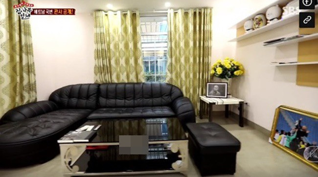 Nội thất phòng khách đơn giản với bộ sofa màu đen. Ảnh: KBS