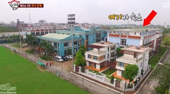 Căn nhà có không gian rộng rãi, bên ngoài là hồ bơi và được bao phủ bởi nhiều cây xanh. Ảnh: KBS