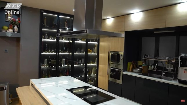 Khu vực NSƯT Kim Tử Long thích nhất trong nhà là phòng bếp tiện nghi, với nhiều thiết bị hiện đại. Ảnh: Lao động