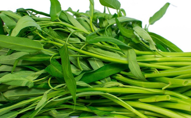 Rau muống vốn là món ăn dân dã quá đỗi quen thuộc với bữa ăn hàng ngày của người Việt. Là loại rau phổ biến ở nước ta nên rau muống có giá khá rẻ, chỉ khoảng 3.000 - 5.000 đồng/mớ. Ảnh: Facebook