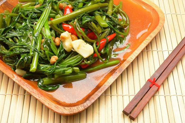 Tại Anh, rau muống có giá 2,5 bảng Anh/bó (khoảng 75.000 đồng) nhưng được rất ít. Nếu muốn xào một đĩa phải mua 3-4 bó (khoảng 300.000 đồng). Ảnh: Internet