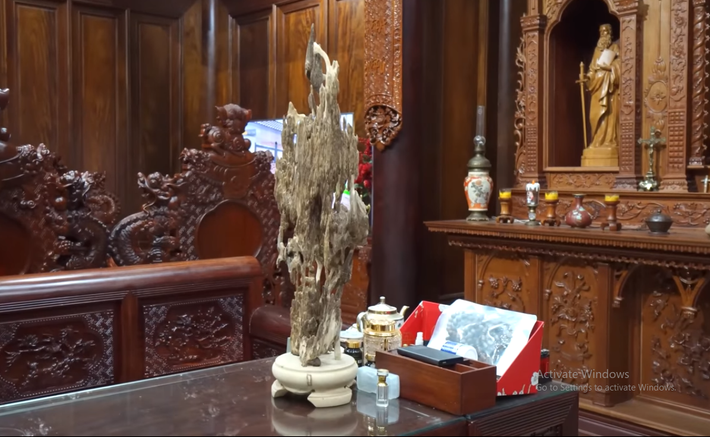 Đặc biệt, ở giữa phòng là khối trầm hương xù xì nhưng tỏa hương tinh dầu dễ chịu.