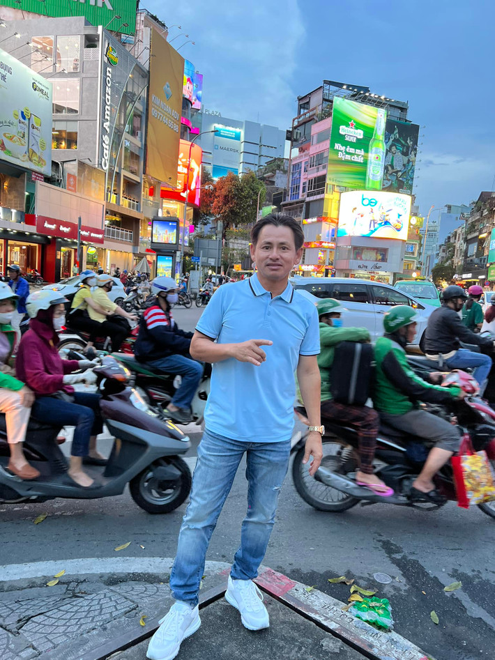 Theo ước tính trên trang Celebrity networth, tài sản ròng của Johnny Đặng ước tính là 20 triệu USD (khoảng 471 tỷ đồng). Nguồn ảnh: FBNV, YouTube