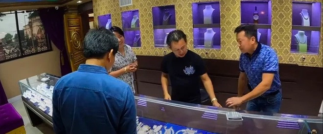 Cửa hàng kim cương và nhà nhà xưởng chế tác lớn nhất của Johnny Đặng nằm ở Houston - Mỹ.