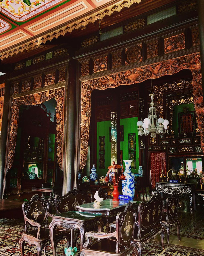 Nội thất bên trong nhà cổ đậm chất phương Đông. Ảnh: @kallithestar