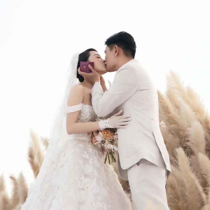 Ở tuổi 35, Minh Hằng chính thức lên xe hoa sau 6 năm hẹn hò. Ông xã của Minh Hằng là một doanh nhân quyền lực. Ảnh: Baogiaothong