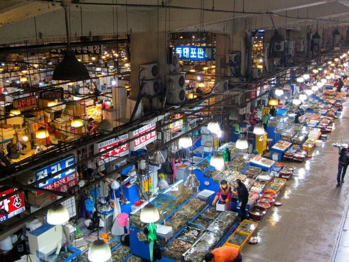 Được xem là một trong những khu chợ buôn bán hải sản đầu tiên và lớn nhất Seoul, Noryangjin nhộn nhịp và mở cửa suốt 24 giờ trong tuần vào tất cả các ngày trong năm. Ảnh: Independent Travel Cats.