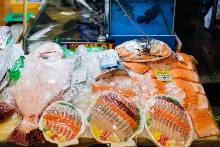 Bên cạnh các loại hải sản tươi sống, khu chợ này còn có bán những mặt hàng đã được cắt thái, sơ chế sẵn cho mọi nhu cầu chế biến của khách hàng. Ảnh: Jaemin Lee