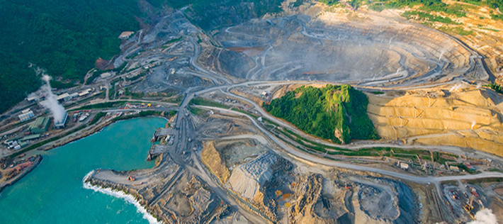 Mỏ vàng Lihir nằm trên địa phận của Quốc gia độc lập Papua New Guinea. Trong năm 2010, mỏ này cho sản lượng trên 790.000 ounce vàng.