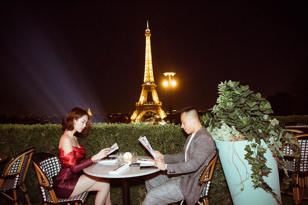 Trong chuyến du lịch châu Âu vừa qua, Ngọc Trinh tiếp tục chứng minh "độ chịu chơi" của mình khi thuê căn phòng trị giá 110 triệu/đêm khách sạn Plaza Athénée giữa lòng thủ đô Paris (Pháp) cùng ông bầu Vũ Khắc Tiệp.