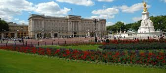 Khu vườn trong trong cung điện Buckingham rộng 39 mẫu Anh, có 30 loài chim, 150 cây trưởng thành và 322 loại hoa dại ở Anh. Nguồn ảnh: Hellomagazine, Themostexpensivehomes.