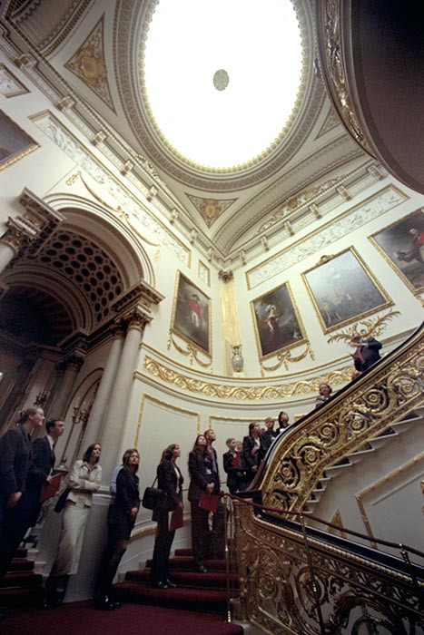 Ngay lối vào cung điện là cầu thang lớn trải thảm đỏ dẫn tới phòng khánh tiết (State Rooms).