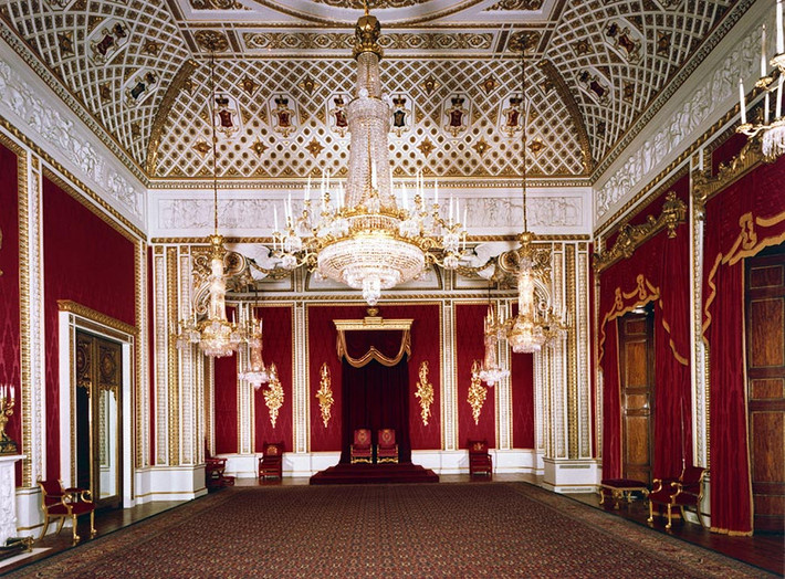 Phòng thiết triều (Throne Room) là nơi diễn ra các nghi lễ ngoại giao. Những bức ảnh chụp đám cưới hoàng gia cũng được treo tại phòng này.