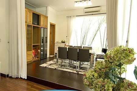 Bếp và phòng khach được thiết kế thông nhau. Ảnh: Zing.