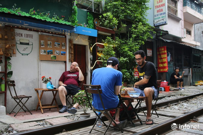 Bạn Trần Hồng Ngọc (người mới đi du học ở Nhật Bản về) cho biết: “Tôi thấy chỗ này cũng không có gì đặc biệt, tàu chạy qua bụi mù mịt, không có gì gọi là đẹp để "check-in" cả.