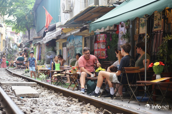 Một số người nhất nhất trí với việc giải tán các quán cafe đường tàu này, bởi nó không chỉ vi phạm hành lang an toàn giao thông đường sát, mà còn tiềm tàng nhiều nguy hiểm cho du khách.