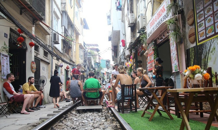 Mới đây, Bộ Giao thông Vận tải đã có văn bản đề nghị Thành phố Hà Nội rà soát các quán cà phê đường tàu, xử lý nghiêm các vi phạm an toàn giao thông đường sắt trên địa bàn.