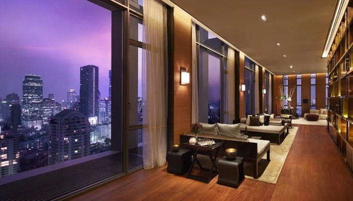 The Sukhothai Residence ở Bangkok (Thái Lan) là một trong những tòa nhà chung cư cao cấp lớn nhất châu Á. Căn penthouse của tòa nhà ước tính có giá trị thị trường khoảng 50 triệu USD.