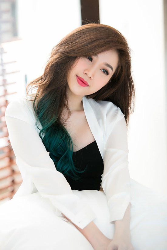 Bảo Thy được biết đến nhiều trong vai trò ca sĩ tiên phong dòng nhạc teen. Sinh ra trong gia đình có bố, mẹ kinh doanh bất động sản nổi tiếng nhưng Bảo Thy từng khẳng định, số tài sản cô đang có được như: sắm xe, tậu trang sức, mua đồ hàng hiệu đều do tự bản thân cô kiếm được. Ảnh: Tinmoi.