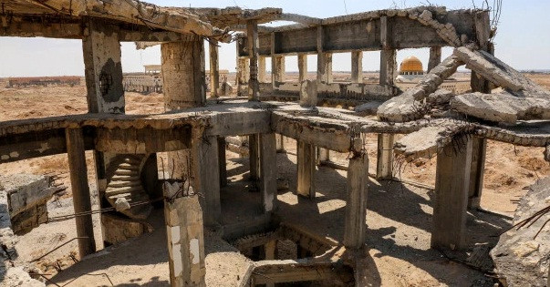 Mặc dù đã vận chuyển hàng trăm nghìn hành khách ngay sau khi khai trương, nhưng bất ổn chính trị giữa người Palestine và người Israel đã khiến đường băng bị ném bom vào năm 2001. Các vụ đánh bom tiếp theo diễn ra sau đó, khiến nó bị phá hủy và không được sử dụng.