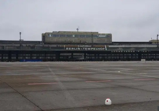 Có diện tích 303 ha, Berlin Tempelhof từng được Đức Quốc xã tiếp quản và sử dụng làm sân bay.