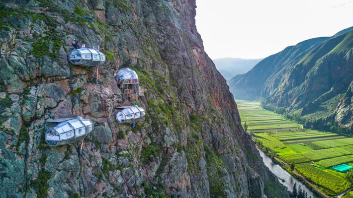 Tuy nhiên, trên thế giới cũng có khách sạn xây dựng ngay giữa danh thắng như Skylodge ở thung lũng Sacred, thuộc dãy Andes (Peru). Ảnh: Youtube.
