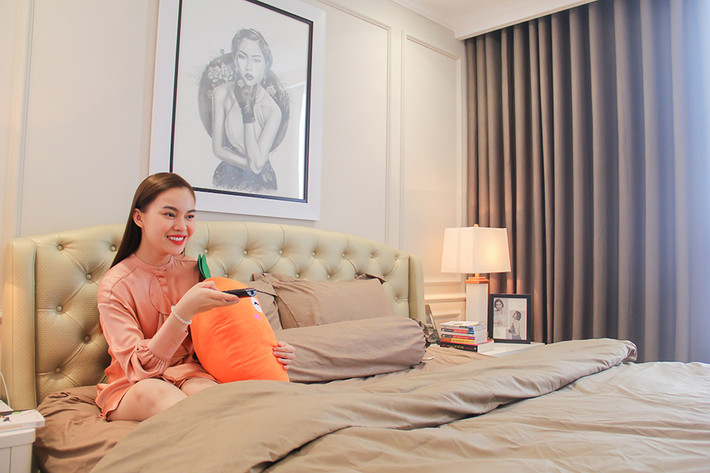 Cạnh tủ đồ hiệu là giường ngủ của Giang Hồng Ngọc. Ảnh: Giadinhnet.