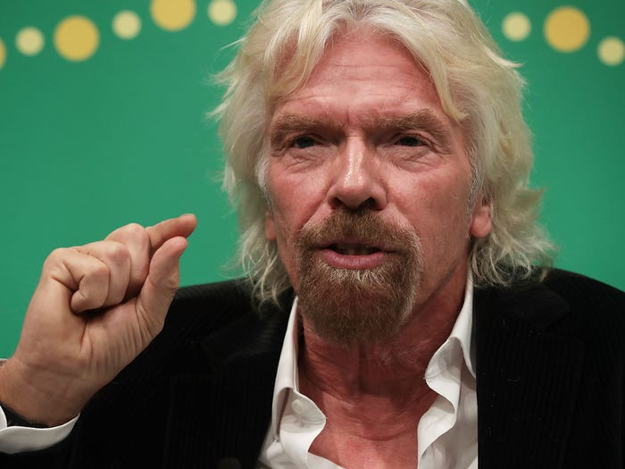 Tỷ phú Anh Richard Branson bỏ học phổ thông năm 16 tuổi vì mắc chứng khó đọc. Ngay sau khi nghỉ học, ông mở một tạp chí dành cho học sinh, rồi tiến đến mở một công ty thu âm có tên Virgin Records.