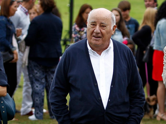 Tên tuổi của tỷ phú Amancio Ortega gắn liền với chuỗi bán cửa hiệu bán lẻ quần áo Zara. Hiện nay, ông là người giàu thứ nhì ở châu Âu, chỉ đứng sau Chủ tịch kiêm CEO hãng đồ hiệu LVMH. Khối tài sản ròng của ông hiện vào khoảng 70,4 tỷ USD.