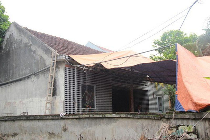 Hào nhoáng là thế nhưng ít ai ngờ cả gia đình diễn viên Hiệp Gà đang sống trong căn nhà cấp 4 nhỏ khác hẳn với suy nghĩ của nhiều người. Ảnh: Giadinhnet.