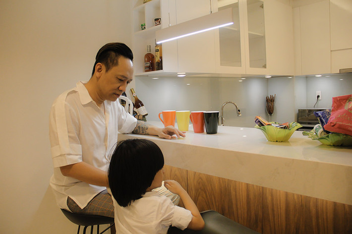 Trong bếp, ca sĩ Duy Mạnh trang bị quầy bar nhỏ để ngồi uống nước. Ảnh: Dân Việt.