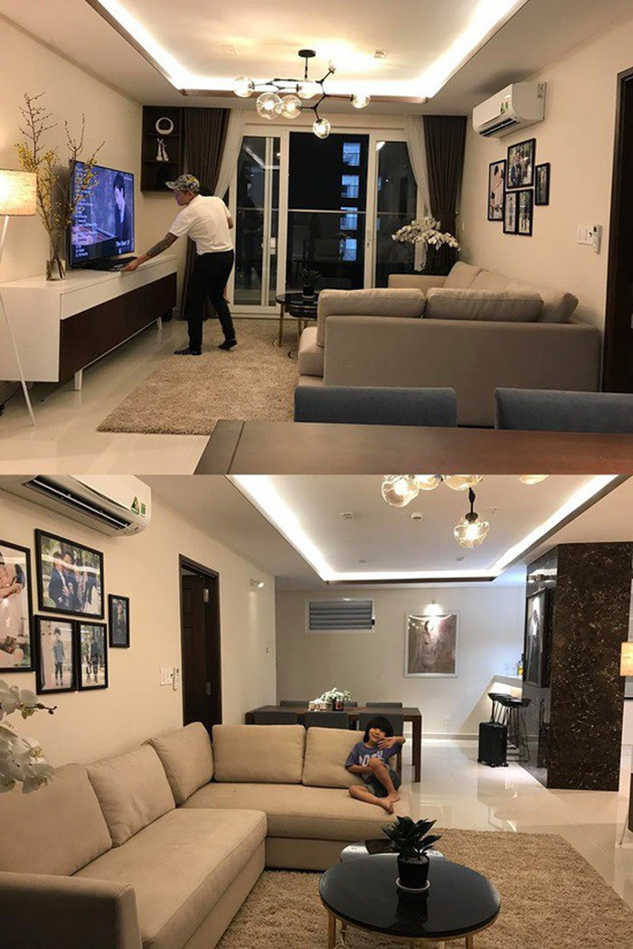 Không gian phòng khách rộng rãi với ghế sofa, mảng tường phía sau trang trí bằng các bức ảnh gia đình. Ảnh: Giadinhnet.