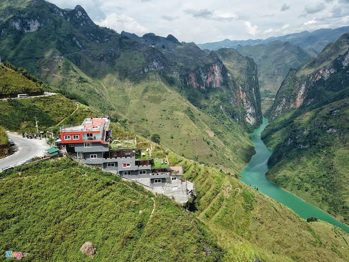 Những ngày qua, dư luận xôn xao trước sự xuất hiện của khách sạn Panorama trên đèo Mã Pì Lèng (huyện Mèo Vạc, tỉnh Hà Giang). Ảnh: Zing.