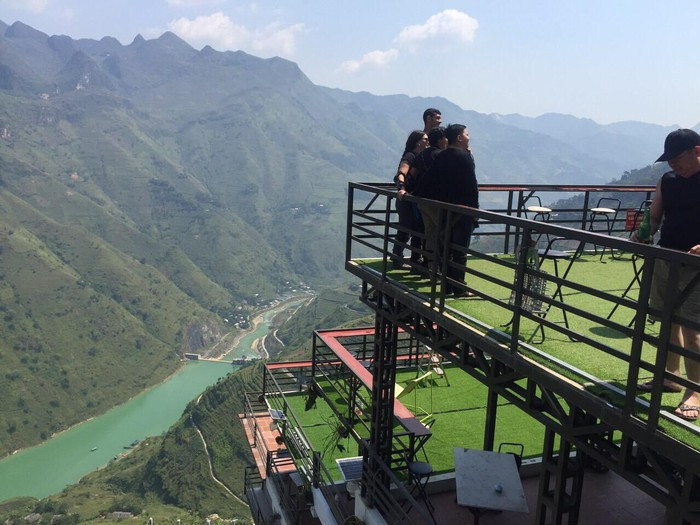 Khách sạn Panorama Mã Pì Lèng khởi công xây dựng từ năm 2018, hoàn thành vào đầu năm 2019. Công trình hiện đã đi vào hoạt động nhưng đến nay vẫn chưa có giấy phép xây dựng. Ảnh: VOV.