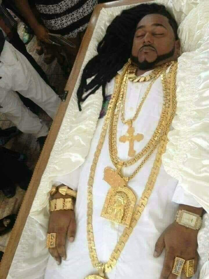 Mới đây, trên mạng xã hội xôn xao trước tin đồn người siêu giàu Nasser Al-Kharafi của Kuwait qua đời chôn theo gia tài khổng lồ. Ảnh: FB Le Hien/Biet.