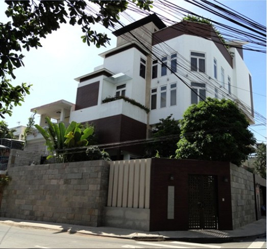 Một trong những minh chứng cho khối tài sản của nam ca sĩ là việc anh sở hữu nhiều biệt thự sang trọng. Trong đó, nổi bật nhất là căn biệt thự nằm trên đường Thất Sơn (quận 10, TP HCM) có giá 3 triệu USD. Ảnh: Internet.