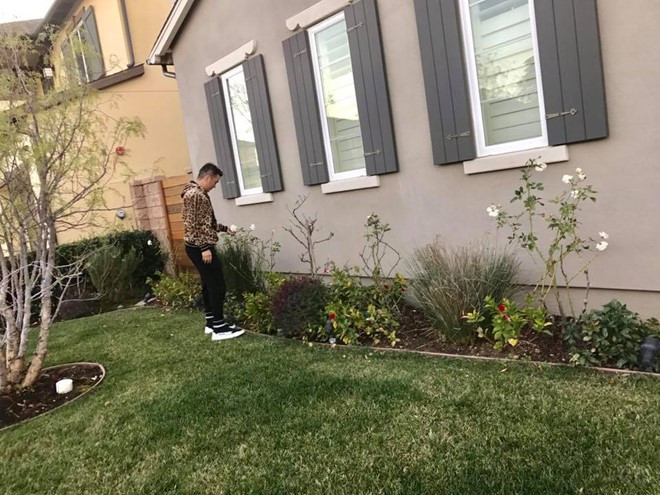 Ngôi nhà mới của Mr Đàm ở Huntington Beach khá rộng, trồng nhiều hoa. Anh cho biết mua căn nhà này để tiện nghỉ ngơi sau các chuyến lưu diễn ở Mỹ. Ảnh: FBNV.
