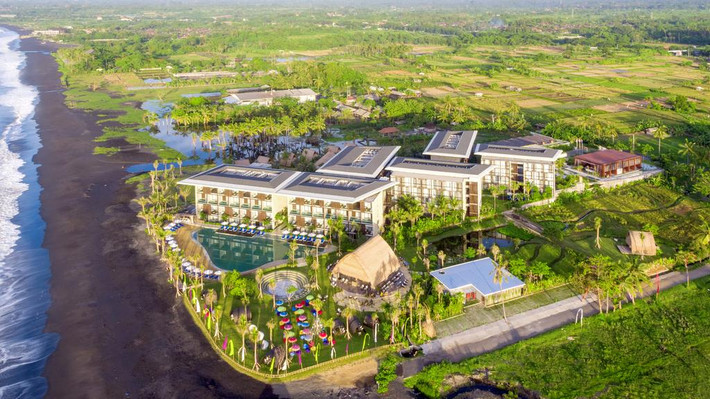 Đây là khách sạn đạt chuẩn 5 sao, có hướng nhìn thẳng ra biển.