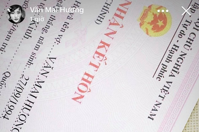 Tối 17/10, Văn Mai Hương đăng tải hình giấy chứng nhận đăng ký kết hôn trên trang cá nhân khiến cư dân mạng xôn xao. Chia sẻ với Zing.vn, quản lý Văn Mai Hương cho hay: "Đúng là Văn Mai Hương đã đăng ký kết hôn. Lễ cưới sẽ được tổ chức vào tháng sau. Ảnh: Zing.