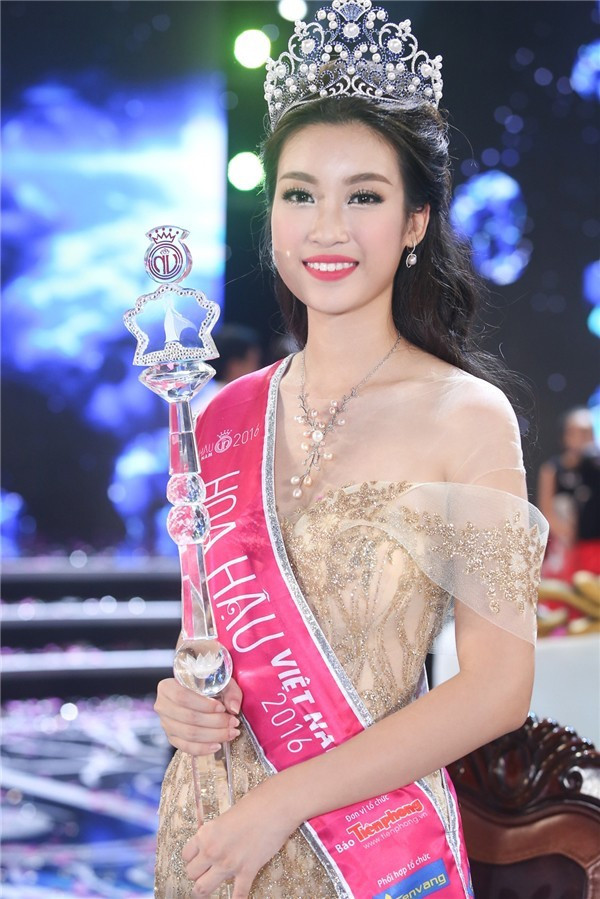 Vượt qua những ồn ào của dư luận, Đỗ Mỹ Linh đang từng bước chứng minh mình xứng đáng với danh hiệu Hoa hậu Việt Nam 2016. Ảnh: Internet.