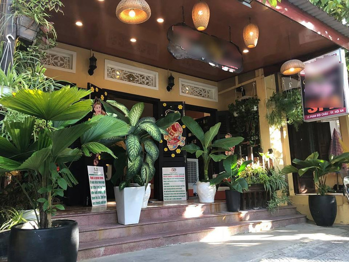 Nhà được sơn vàng bên ngoài, cửa đều bằng gỗ, treo đèn, lát gạch men nhỏ kiểu xưa rất mộc mạc. Ảnh: Zing.
