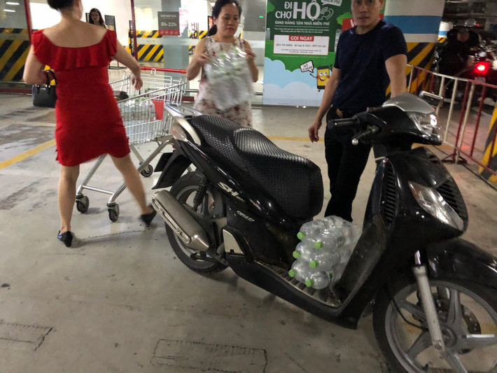 Vài ngày qua, sự việc nguồn nước sạch sông Đà bị nhiễm bẩn khiến người dân một số khu vực tại Hà Nội đổ xô đi đến các siêu thị để mua nước đóng chai.
