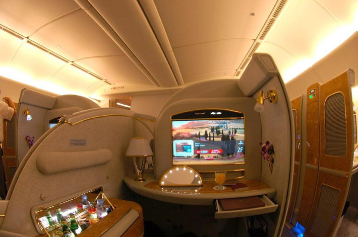Hãng hàng không Nhật Bản All Nippon Airways có khoang hạng nhất rộng rãi với phòng đi bộ. Các hành khách cũng nhận được đồ ngủ và áo len cho một giấc ngủ thoải mái.